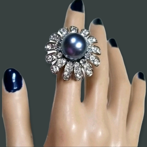 Vintage Faux Pearl and Rhinestone Flower Ring SZ 6 - Picture 4 of 16